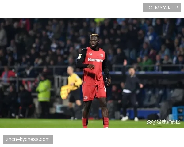 特写瞬间:勒沃库森前锋博尼费斯因前场逼抢犯规染黄,但赢得主场球迷掌声 特写瞬间:勒沃库森前锋博尼费斯因前场逼抢犯规染黄,但赢得主场球迷掌声